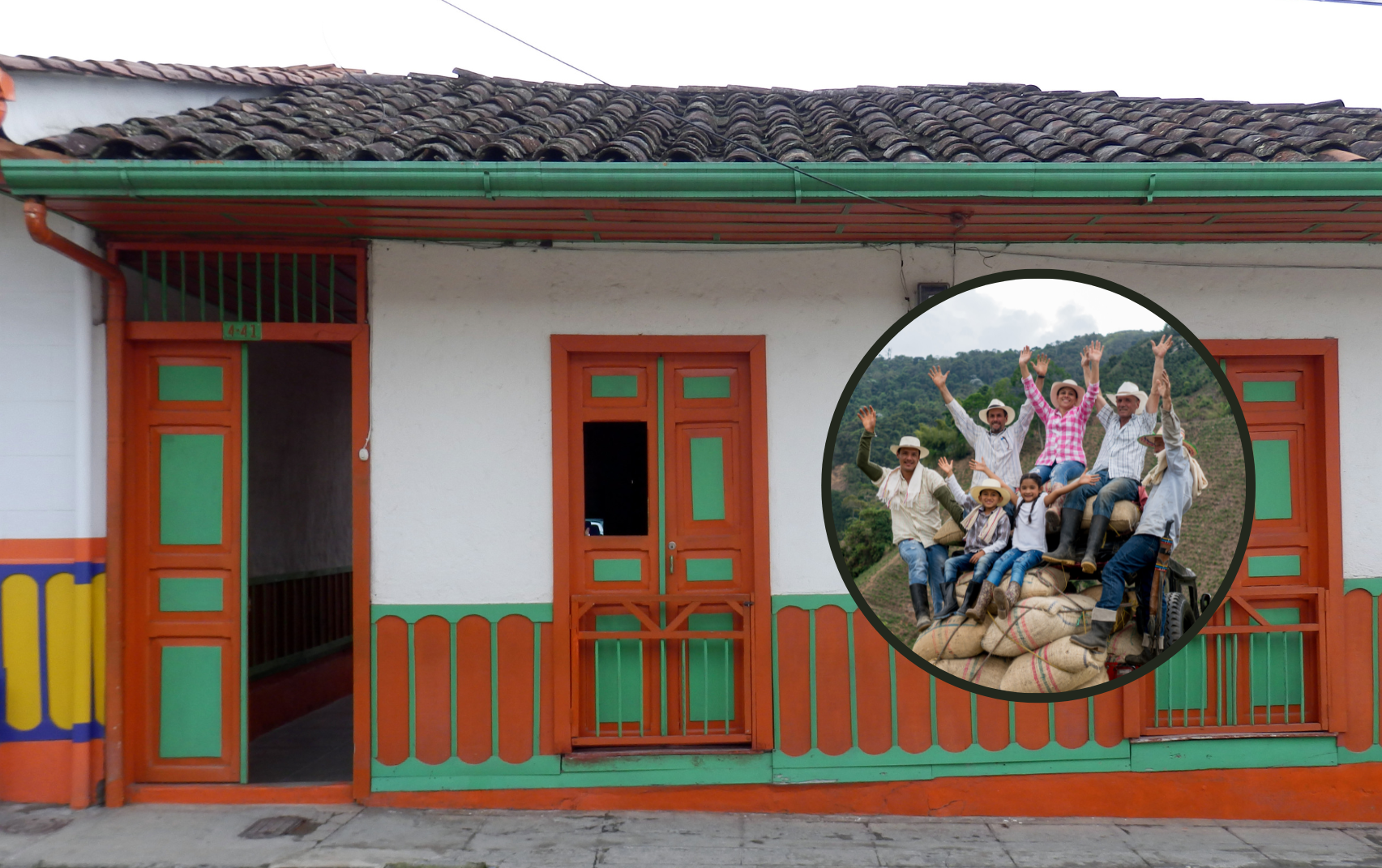 Casa de Salento con un grupo de cafeteros felices (Foto vía Getty Images)