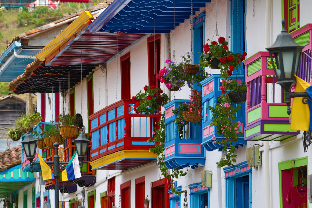 Casas coloniales con balcones coloridos en Salento, Colombia (Foto vía Getty Images)