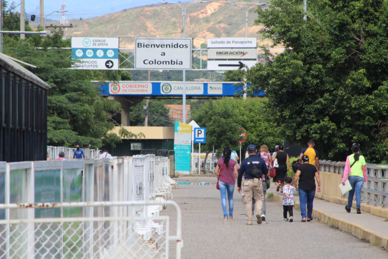 Personas transitando por el Puente Internacional Simón Bolívar (Foto vía Getty Images)