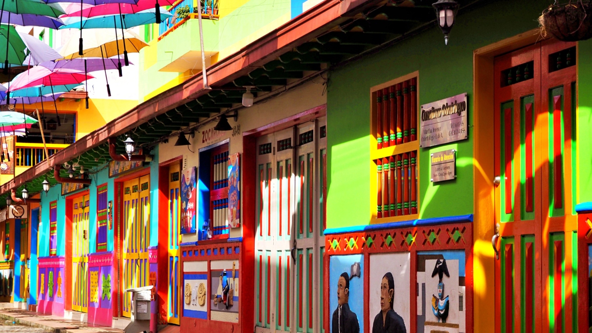Casas coloridas de Guatapé de día | Foto Getty Images