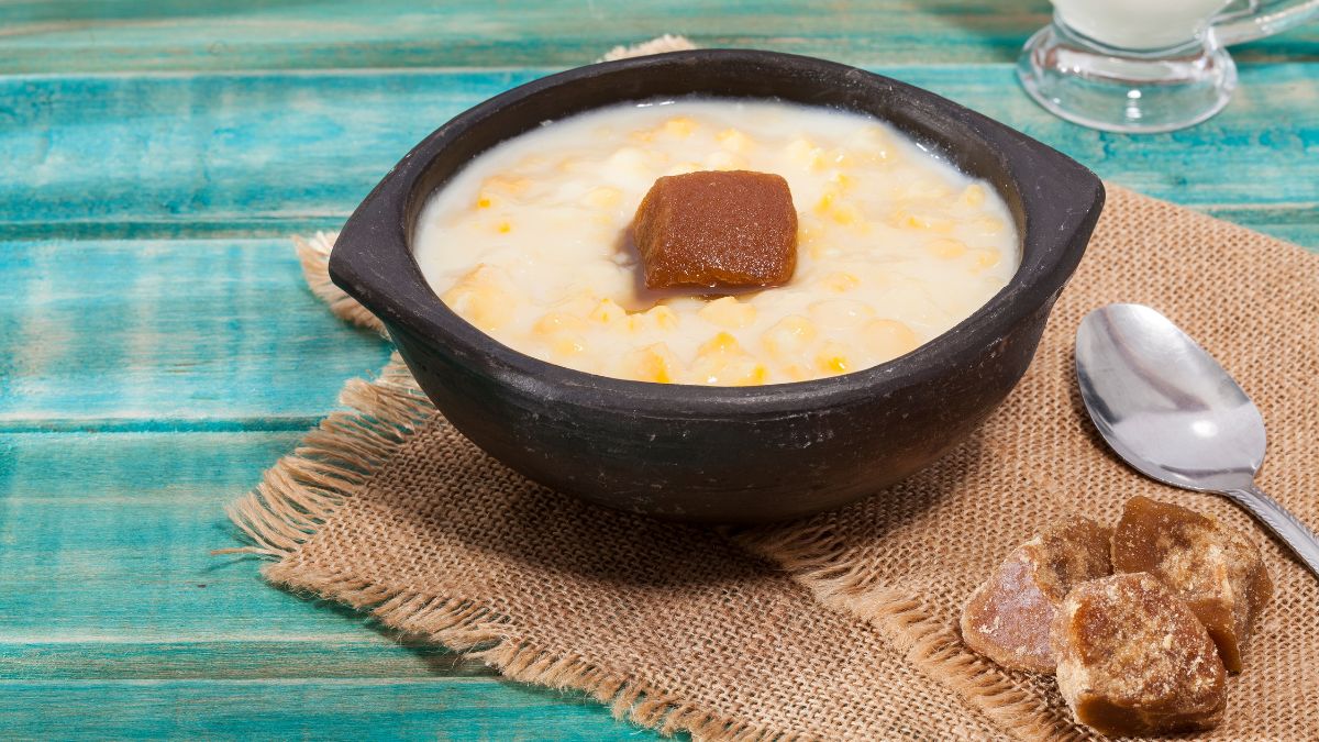 Plato de mazamorra paísa con panela a su lado