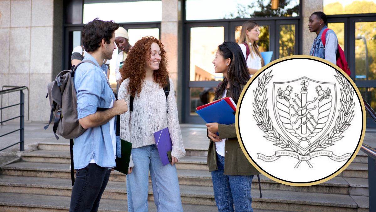Jovenes estudiando fuera de un edificio y al lado el logo de la Universidad de Cartagena