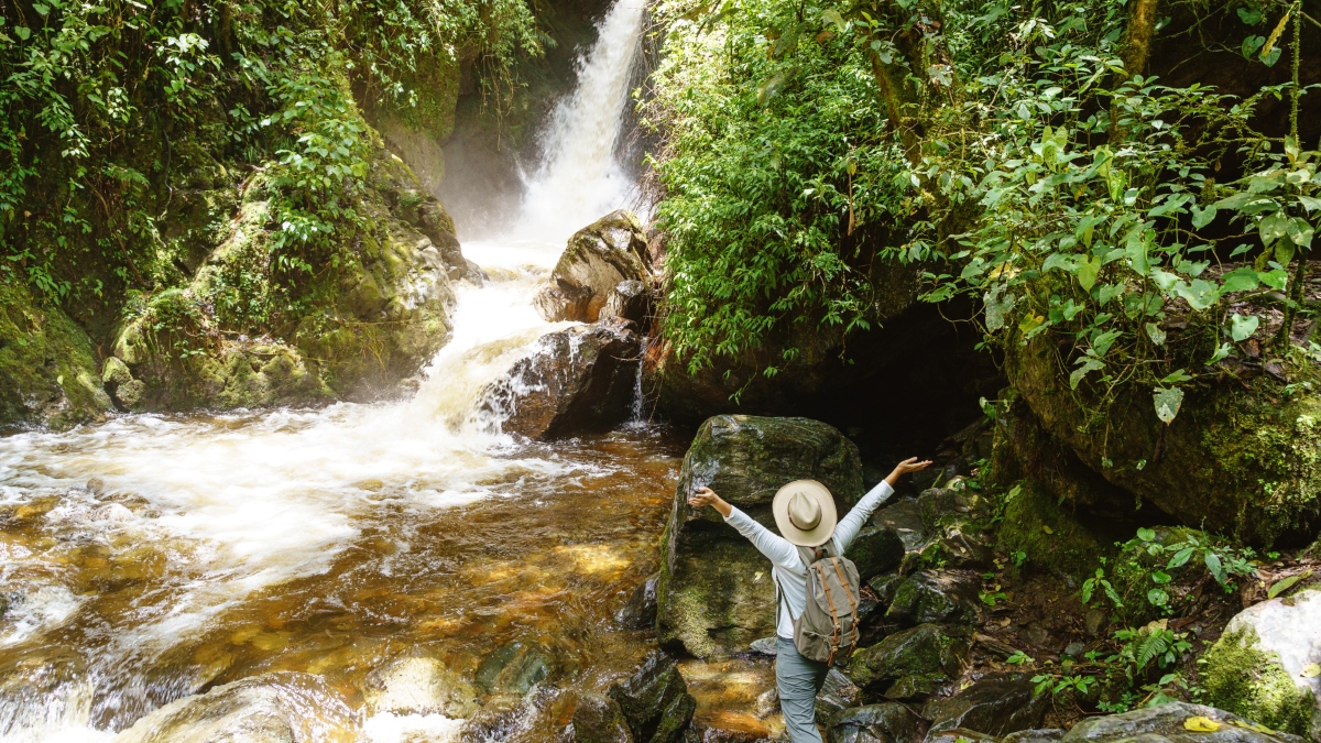 Turista frente a una cascada Foto Getty Images