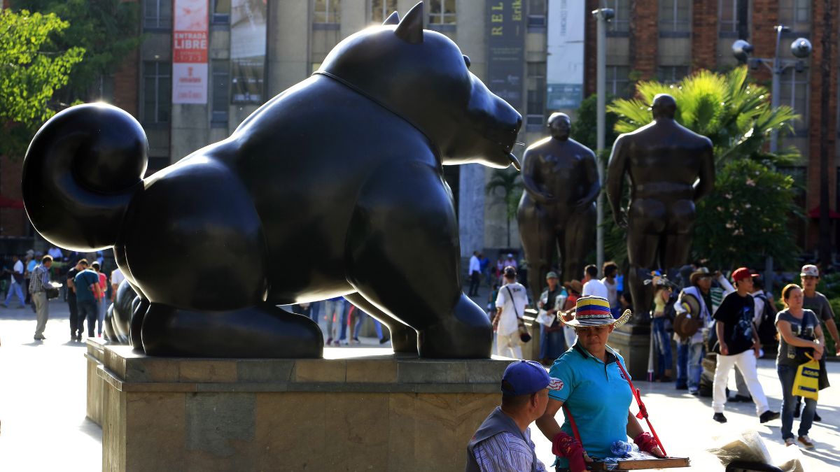 Escultura de Botero siendo observada por dos personas