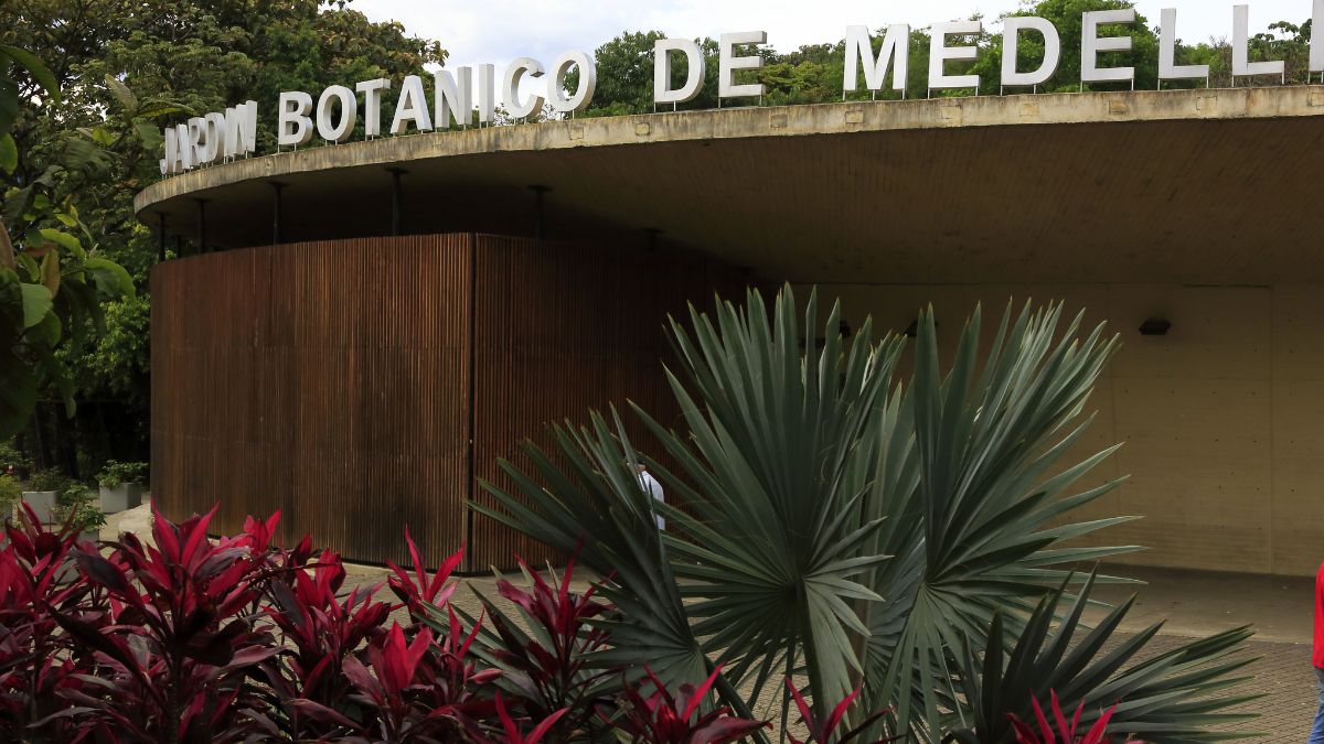 Jardín Botánico de Medellín con plantas a su alrededor