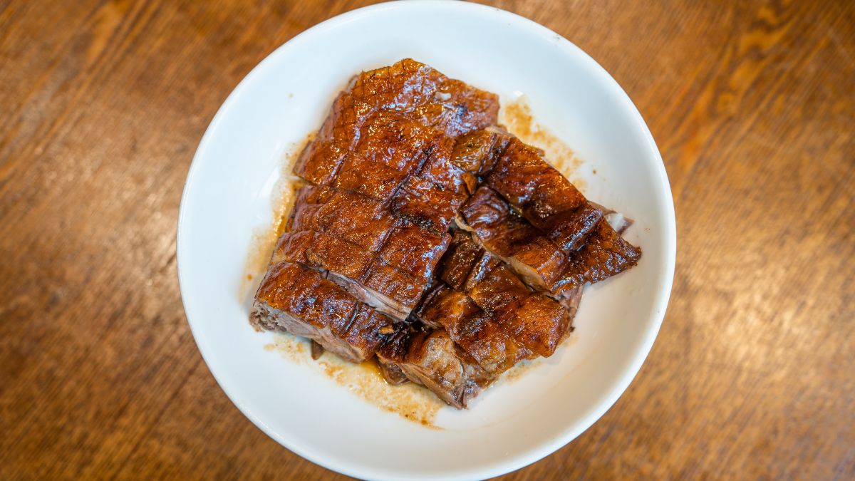 Plato de pato ahumado servido