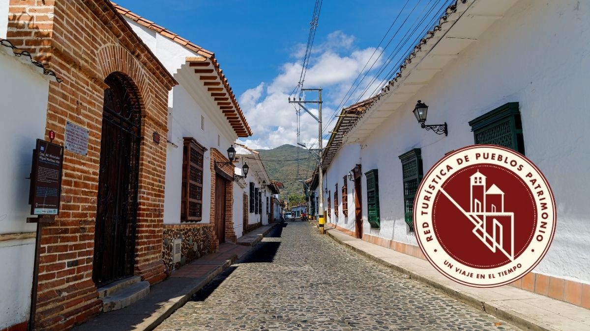 calles de Santa Fe de Antioquia y logo de Fontur