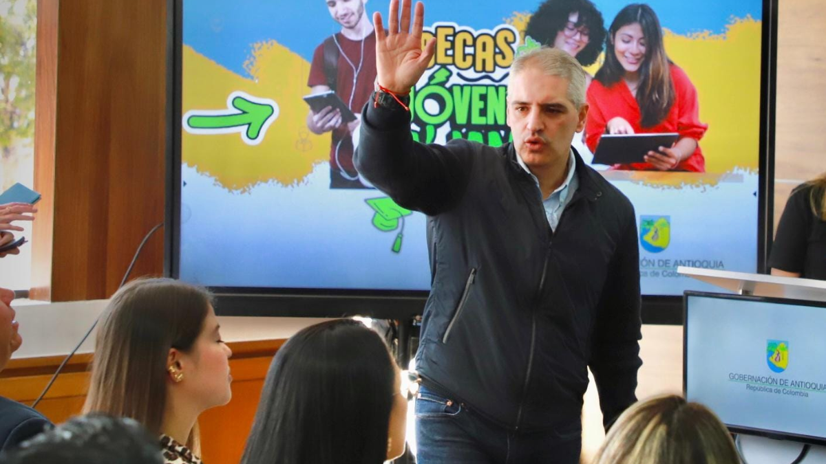 Andrés Rendón presenta el programa 'Becas Jóvenes Pa´Lante Antioquia' | Foto: Gobernación de Antioquia.