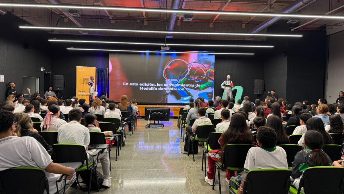 Estudiantes y docentes del programa 'Generación Tech' | Foto: Alcaldía de Medellín.