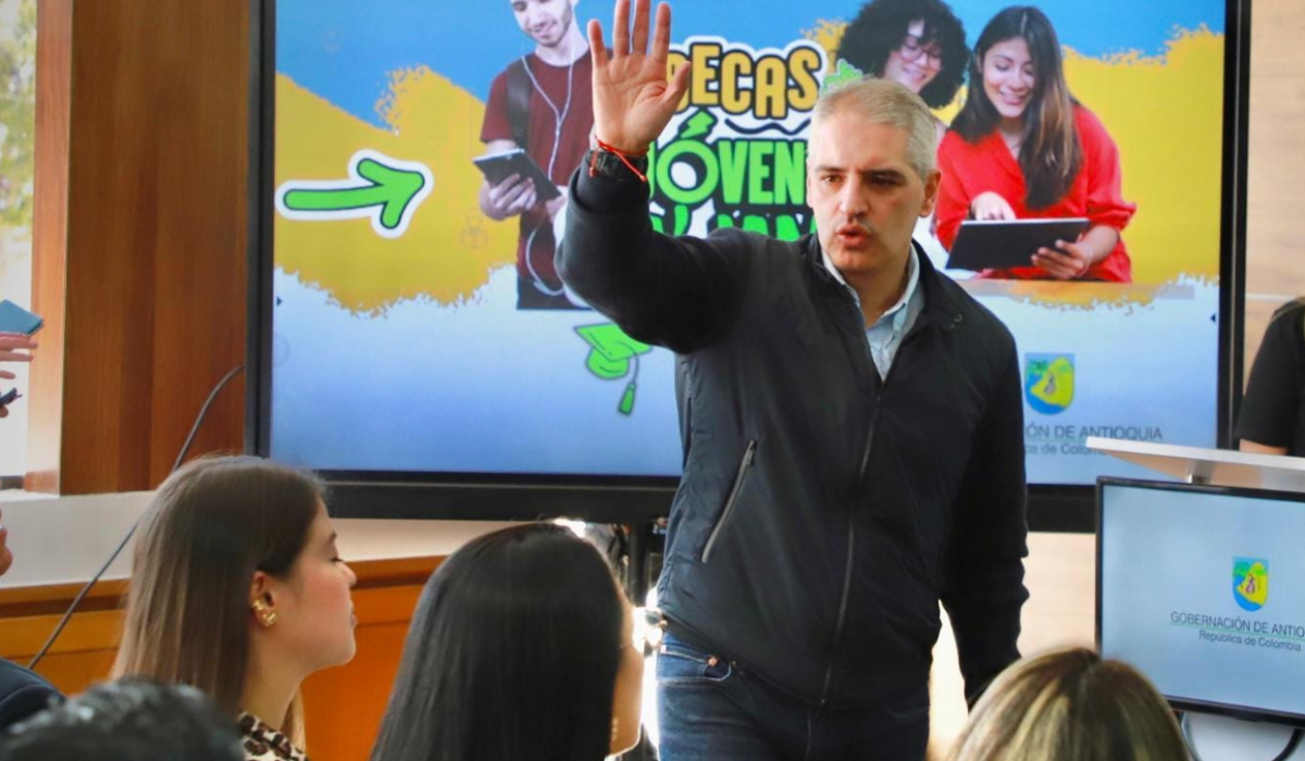 Andrés Rendón presenta el programa 'Becas Jóvenes Pa´Lante Antioquia' | Foto: Gobernación de Antioquia.