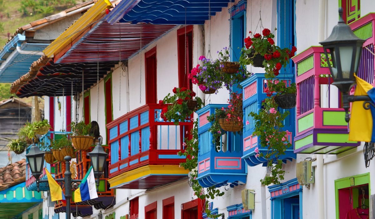 Casas coloniales con balcones coloridos en Salento, Colombia (Foto vía Getty Images)