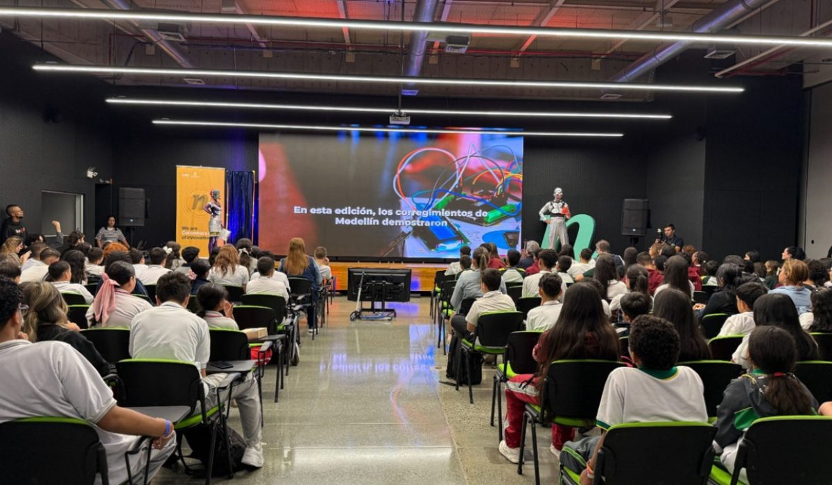 Estudiantes y docentes del programa 'Generación Tech' | Foto: Alcaldía de Medellín.