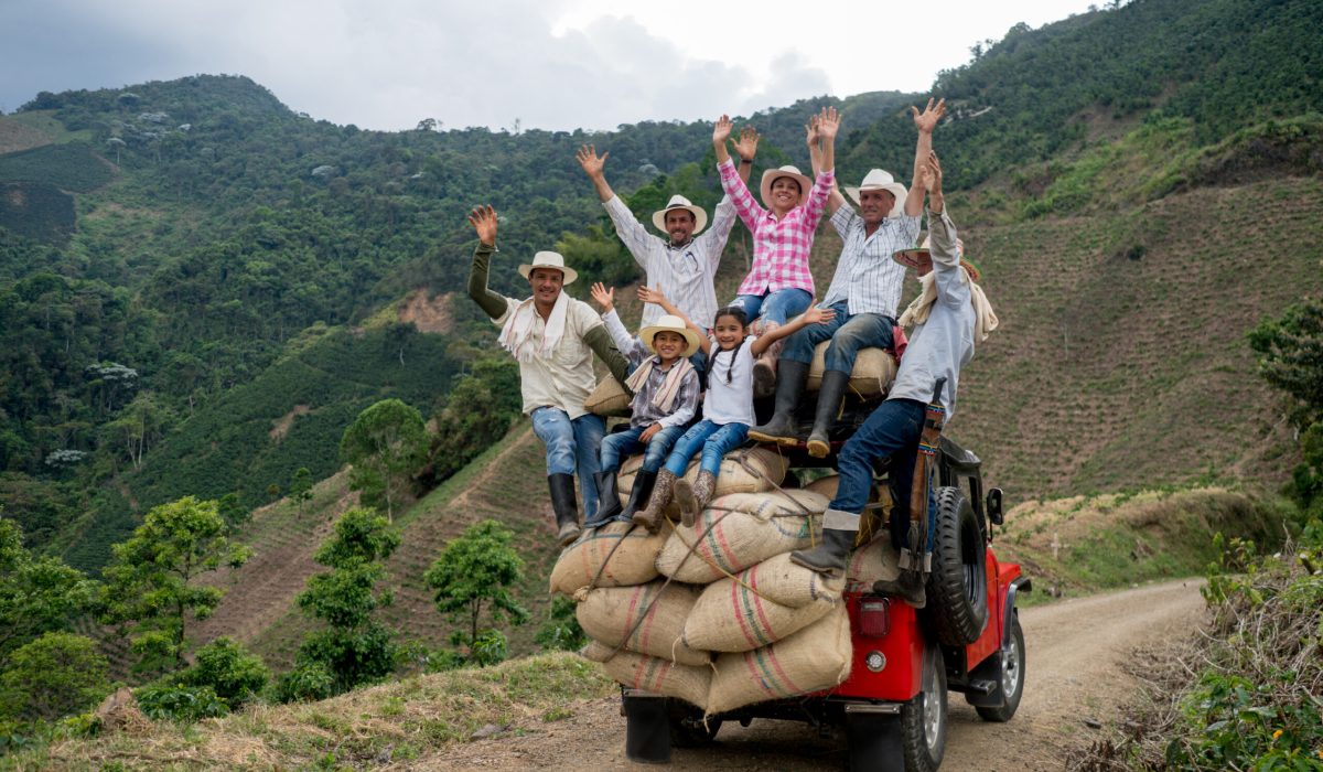 Grupo de agricultores sobre un carro que transporta café (Foto vía Getty Images)