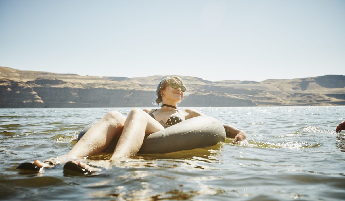 Mujer haciendo tubing (Foto vía Getty Images)